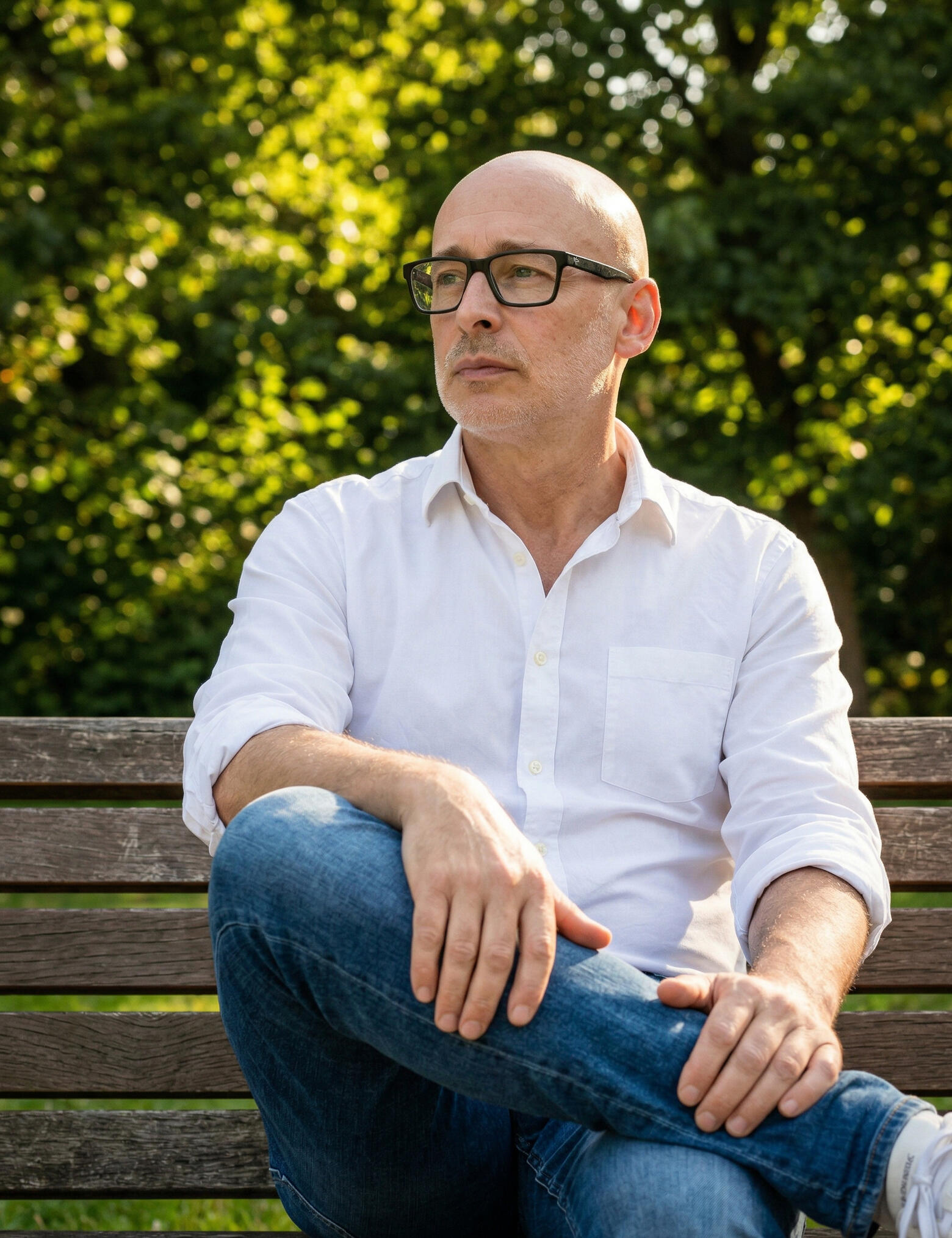 Bruno Trivellato seduto all'aperto, in un momento di riflessione